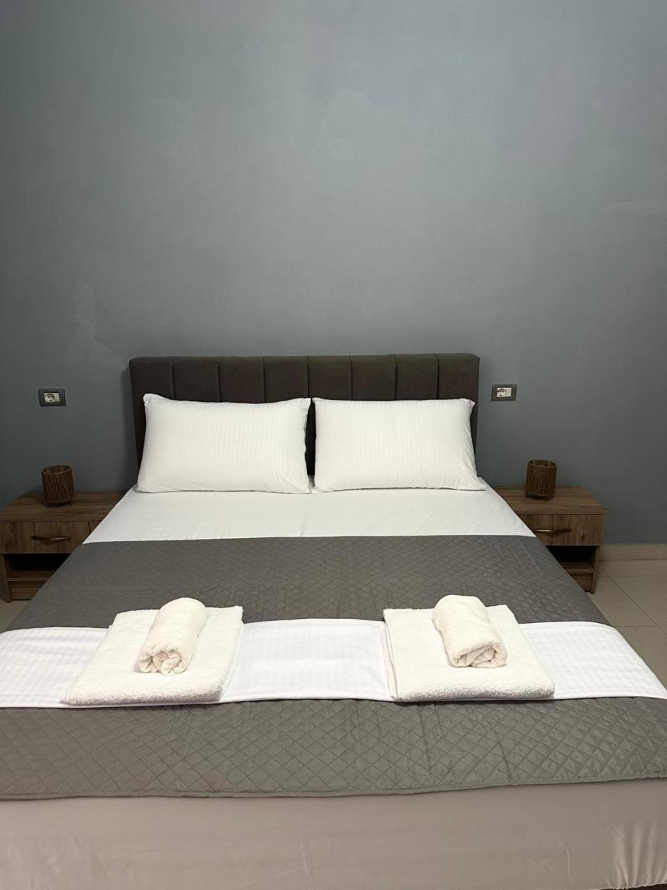 Host Apartments Shkodër Esterno foto